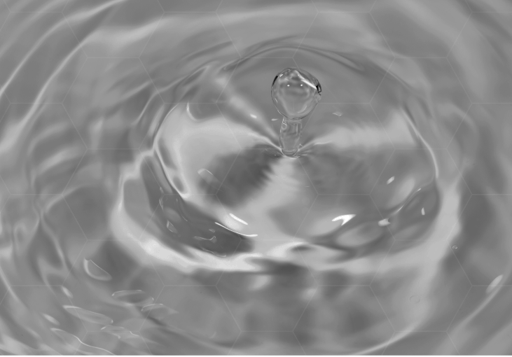 Aufpolsterung, Faltenminimierung und Hauttextur über ein Symbolbild von KIYOMI SKIN, bei dem ein Tropfen ins Wasser fällt.